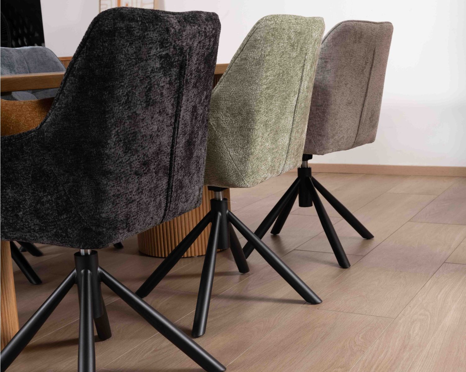 Lot de 2 chaises avec accoudoirs en tissu noir et pied métal pivotant "Ewing"