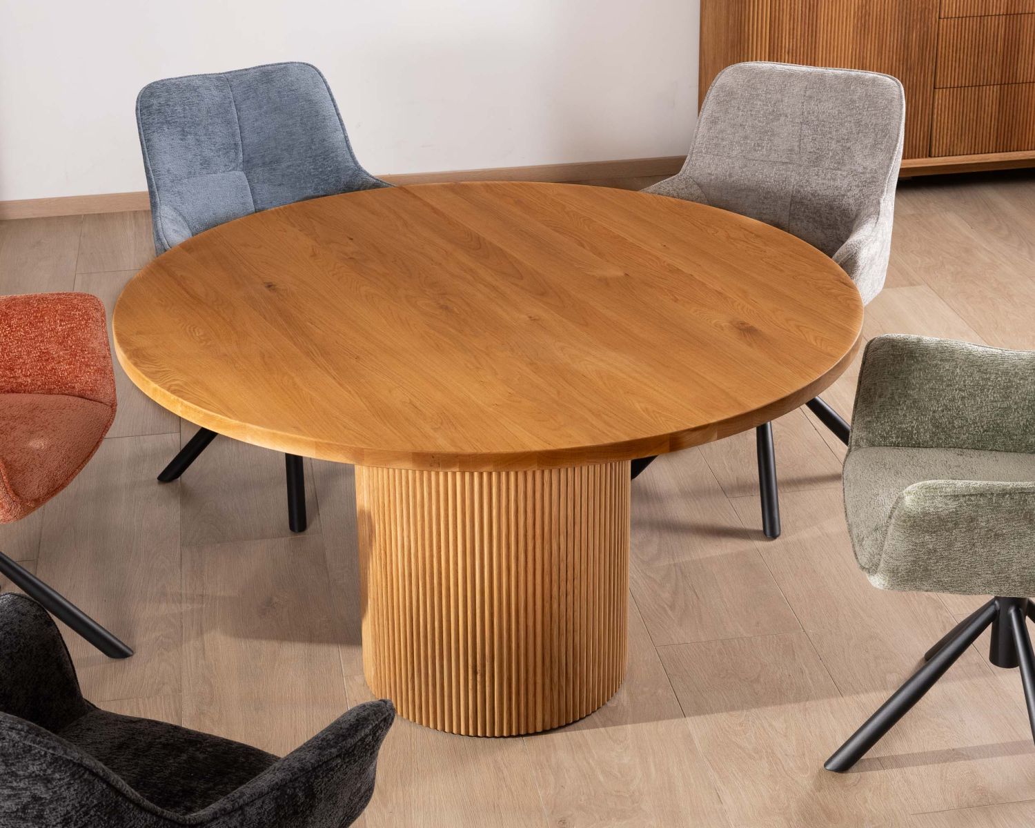 Petite table ronde 130 cm et pied central cannelé style rétro "Winton"