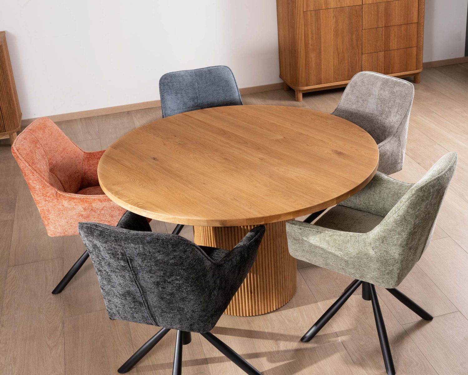 Petite table ronde 130 cm et pied central cannelé style rétro "Winton"