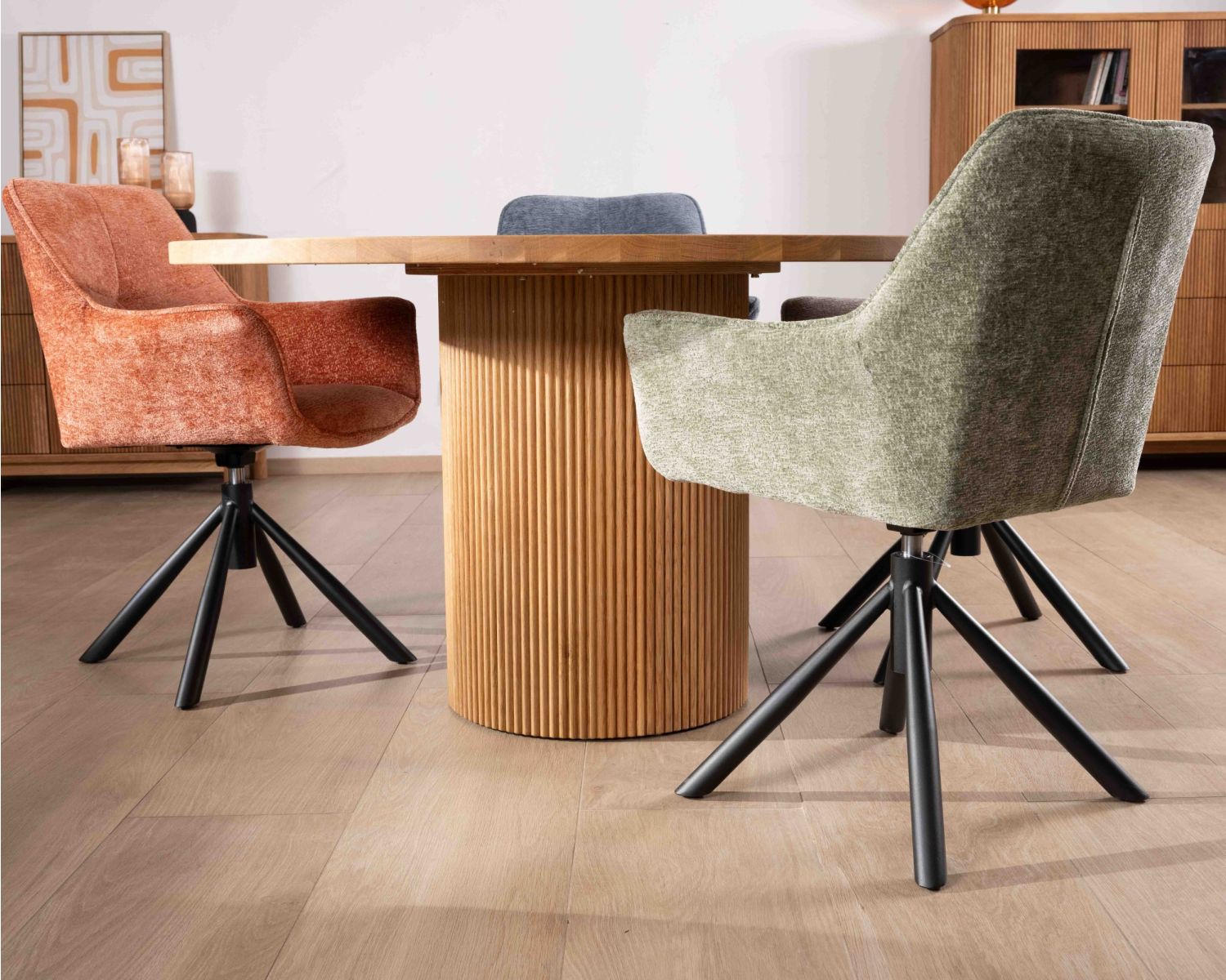 Lot de 2 chaises en tissu vert "Ewing" avec accoudoirs et pied métal rotatif