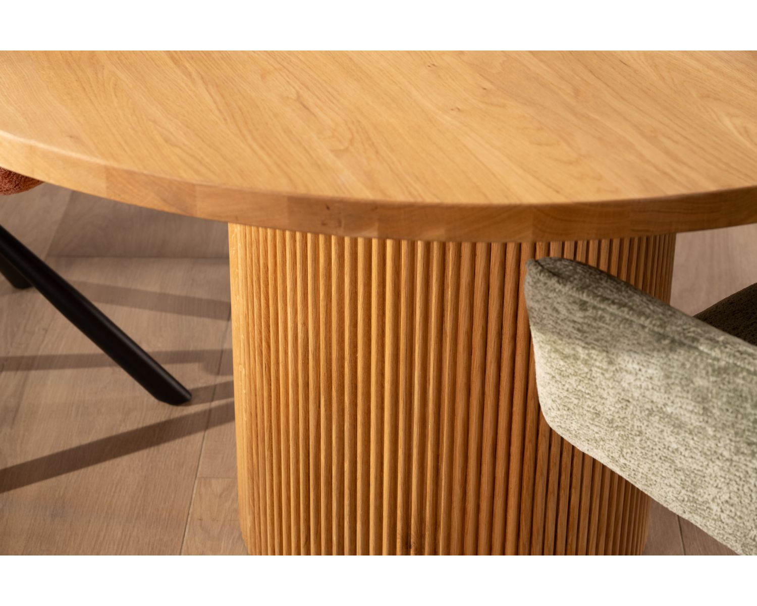 Petite table ronde 130 cm et pied central cannelé style rétro "Winton"