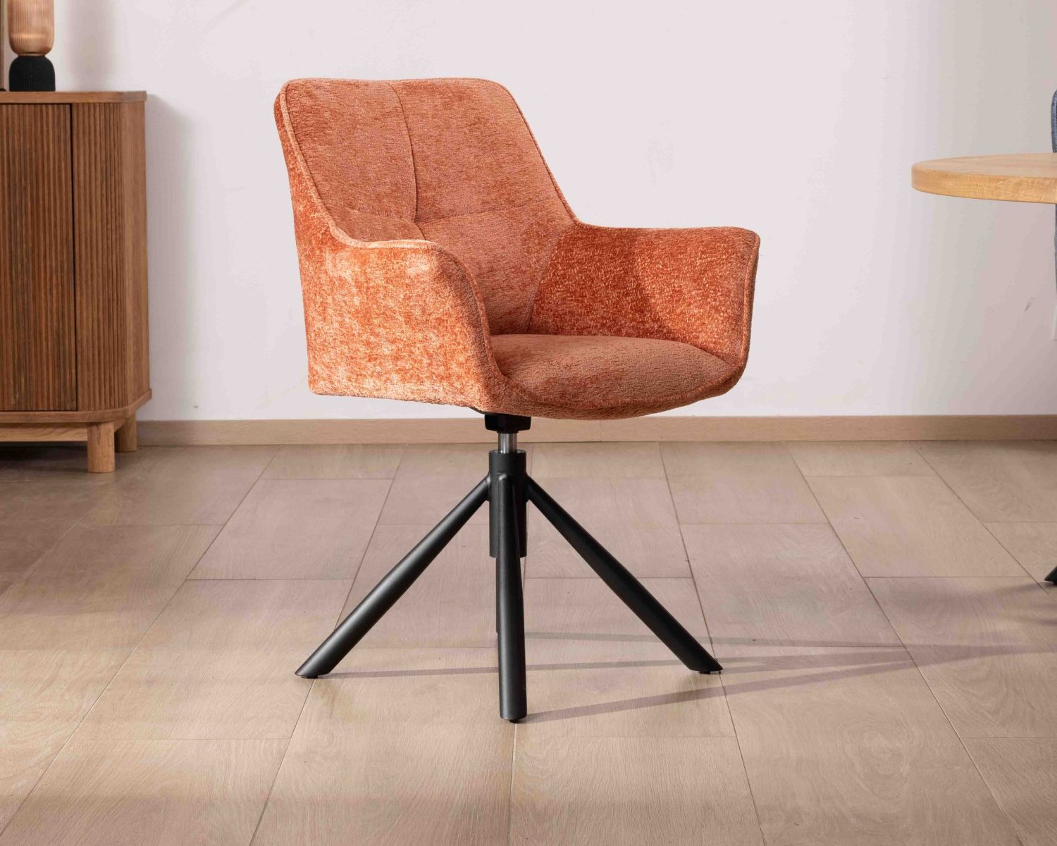 Lot de 2 chaises en tissu terracotta "Ewing" avec accoudoirs sur pied métal rotatif