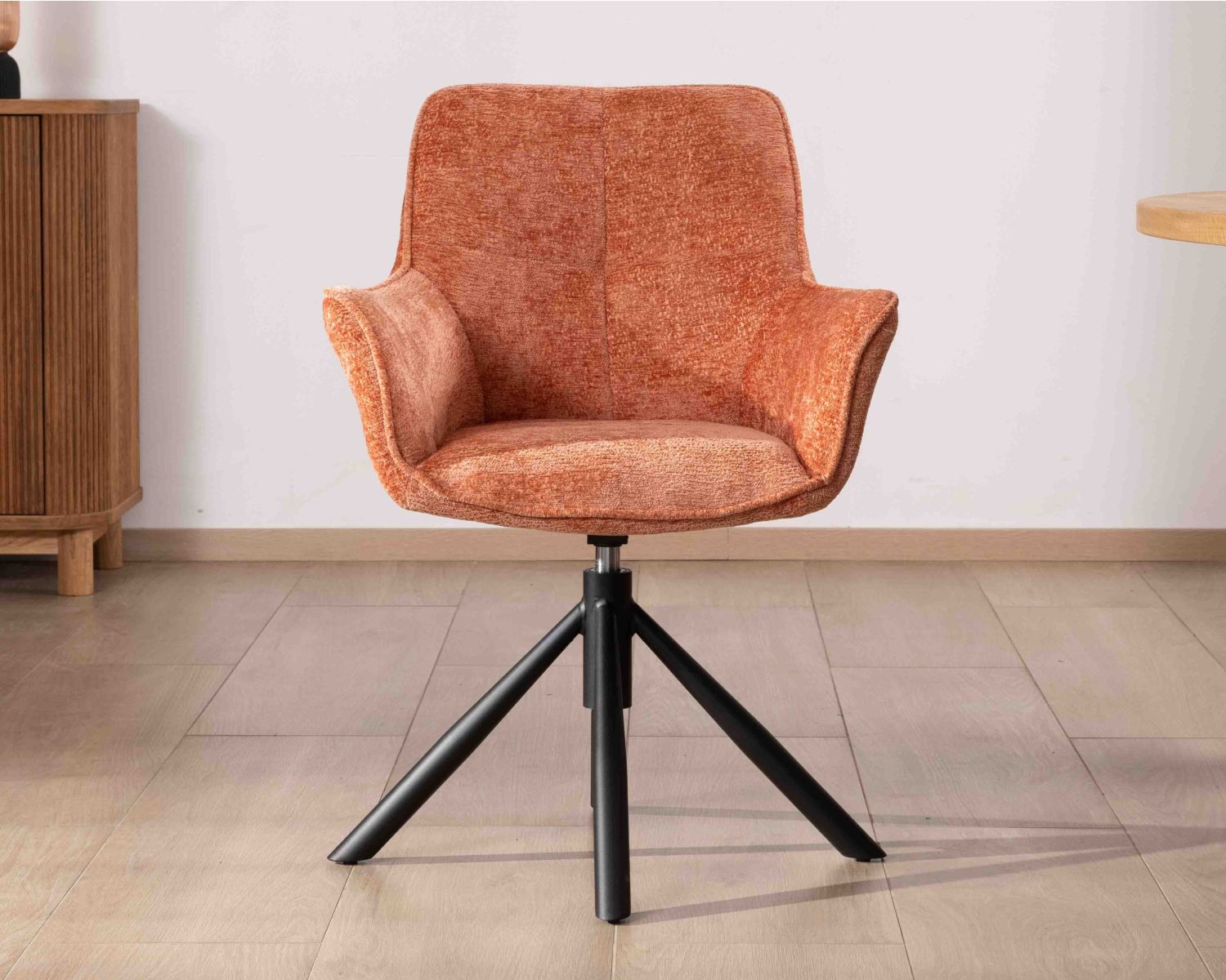 Lot de 2 chaises en tissu terracotta "Ewing" avec accoudoirs sur pied métal rotatif