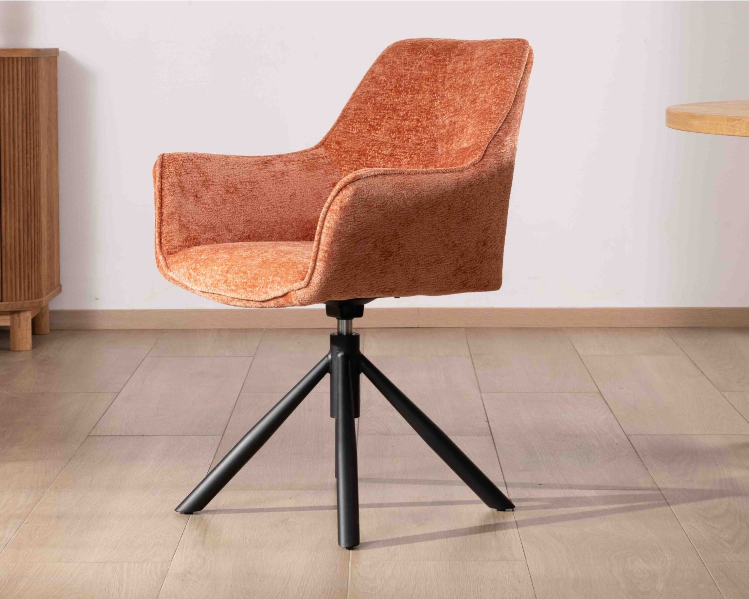 Lot de 2 chaises en tissu terracotta "Ewing" avec accoudoirs sur pied métal rotatif