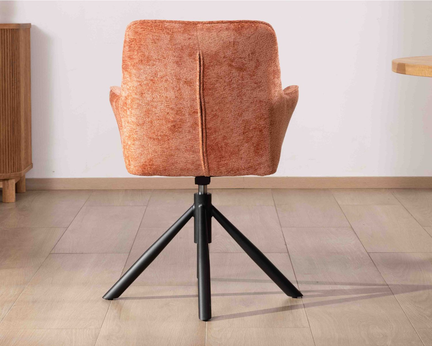 Lot de 2 chaises en tissu terracotta "Ewing" avec accoudoirs sur pied métal rotatif