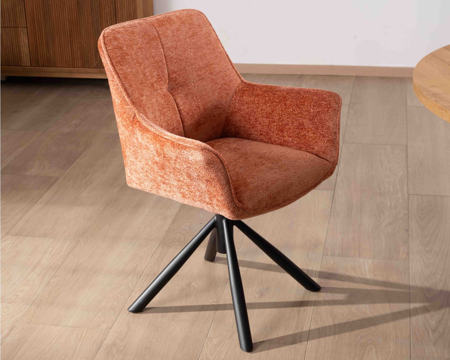 Lot de 2 chaises en tissu terracotta "Ewing" avec accoudoirs sur pied métal rotatif