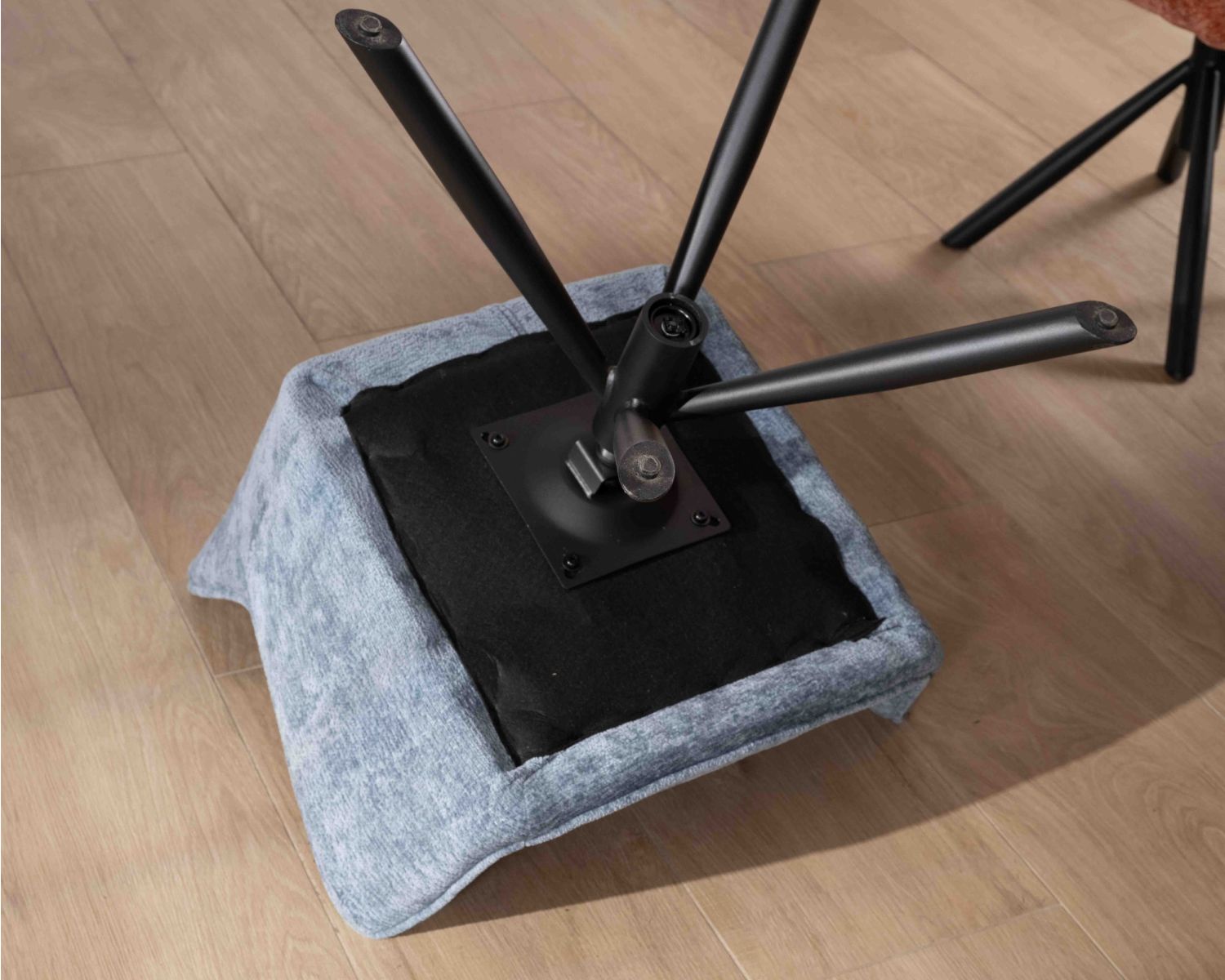 Lot de 2 chaises tournantes en tissu bleu et pieds métal "Ewing"