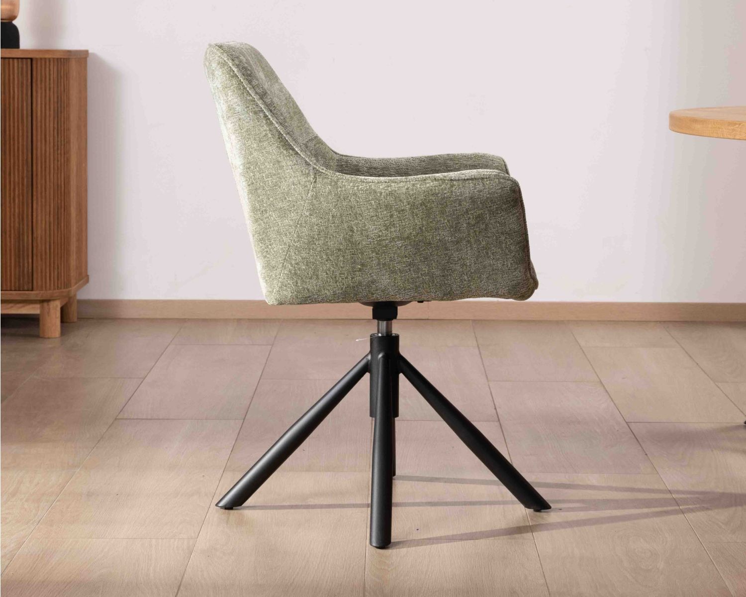 Lot de 2 chaises en tissu vert "Ewing" avec accoudoirs et pied métal rotatif