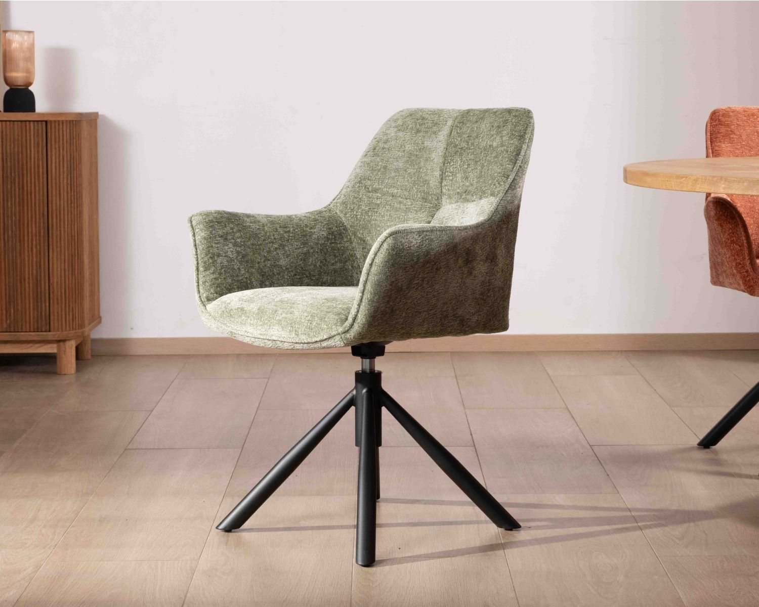 Lot de 2 chaises en tissu vert "Ewing" avec accoudoirs et pied métal rotatif