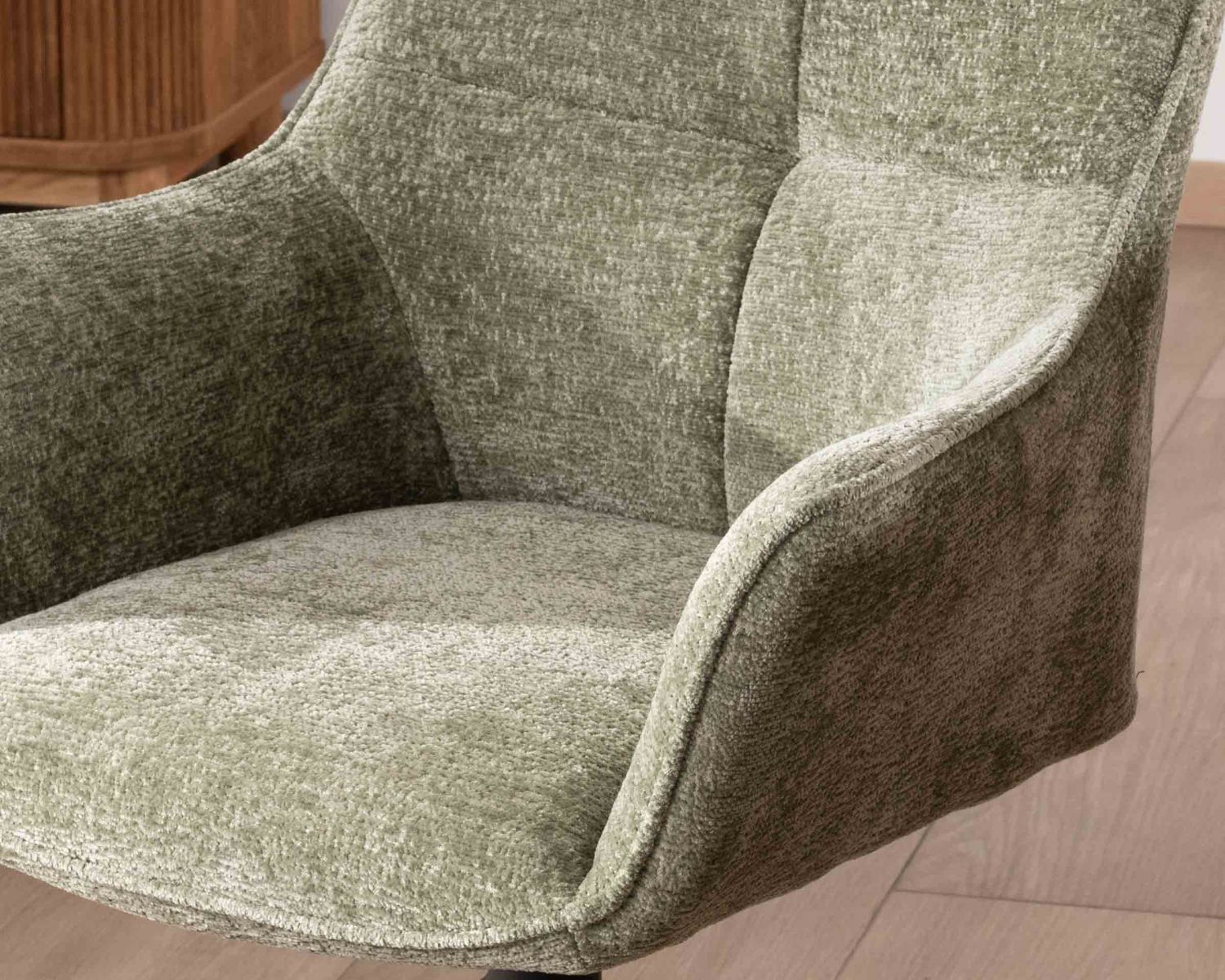 Lot de 2 chaises en tissu vert "Ewing" avec accoudoirs et pied métal rotatif