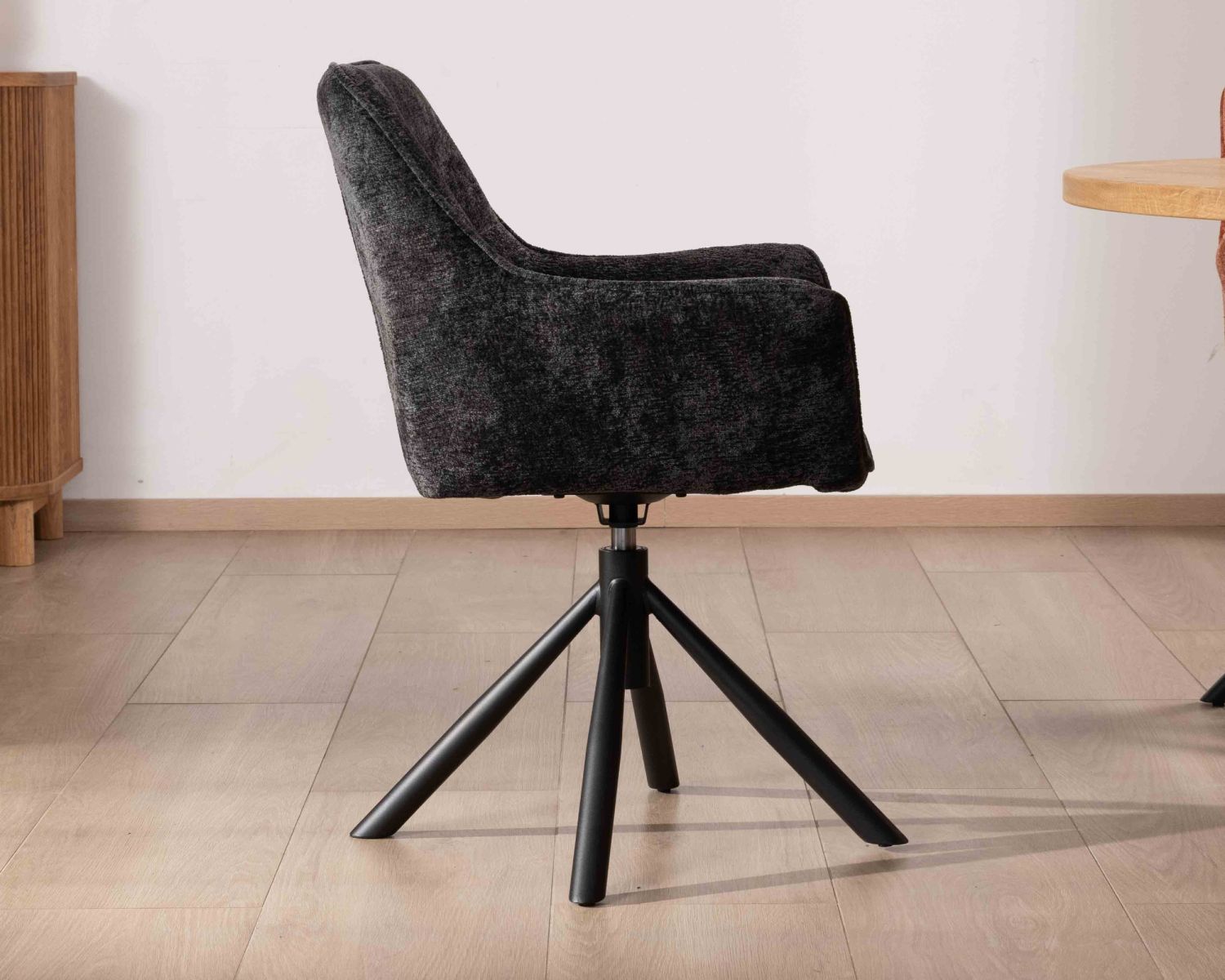 Lot de 2 chaises avec accoudoirs en tissu noir et pied métal pivotant "Ewing"