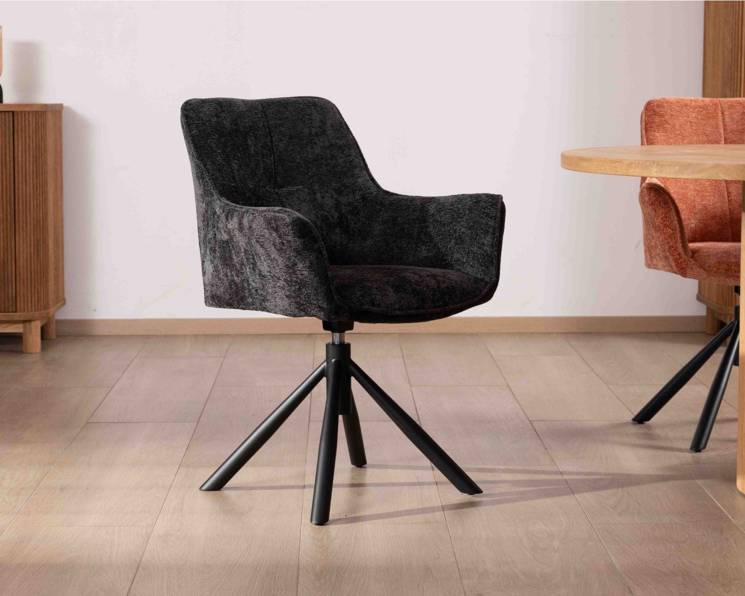 Lot de 2 chaises avec accoudoirs en tissu noir et pied métal pivotant "Ewing"