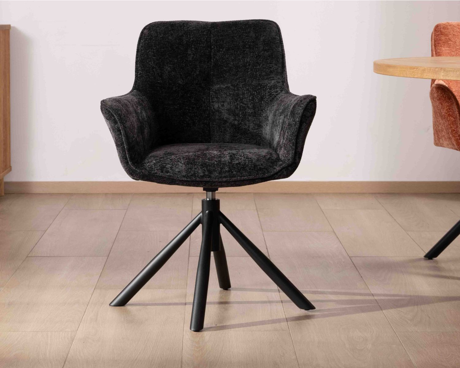Lot de 2 chaises avec accoudoirs en tissu noir et pied métal pivotant "Ewing"