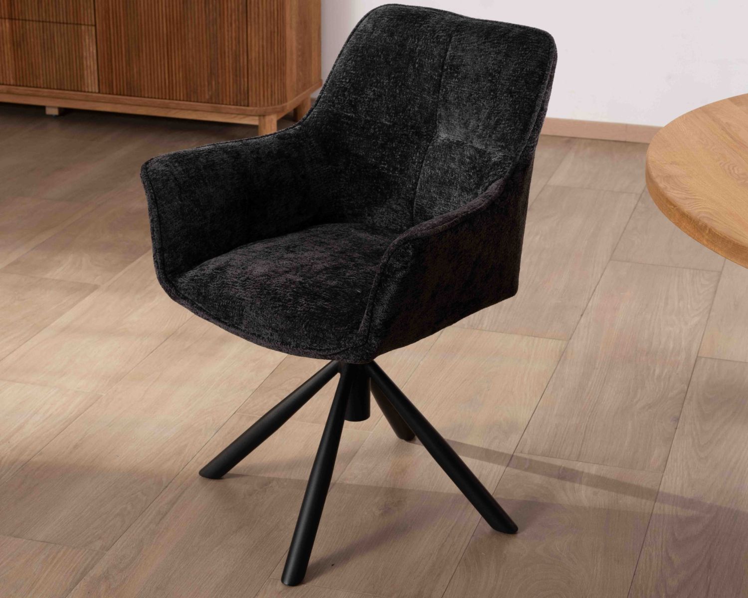 Lot de 2 chaises avec accoudoirs en tissu noir et pied métal pivotant "Ewing"