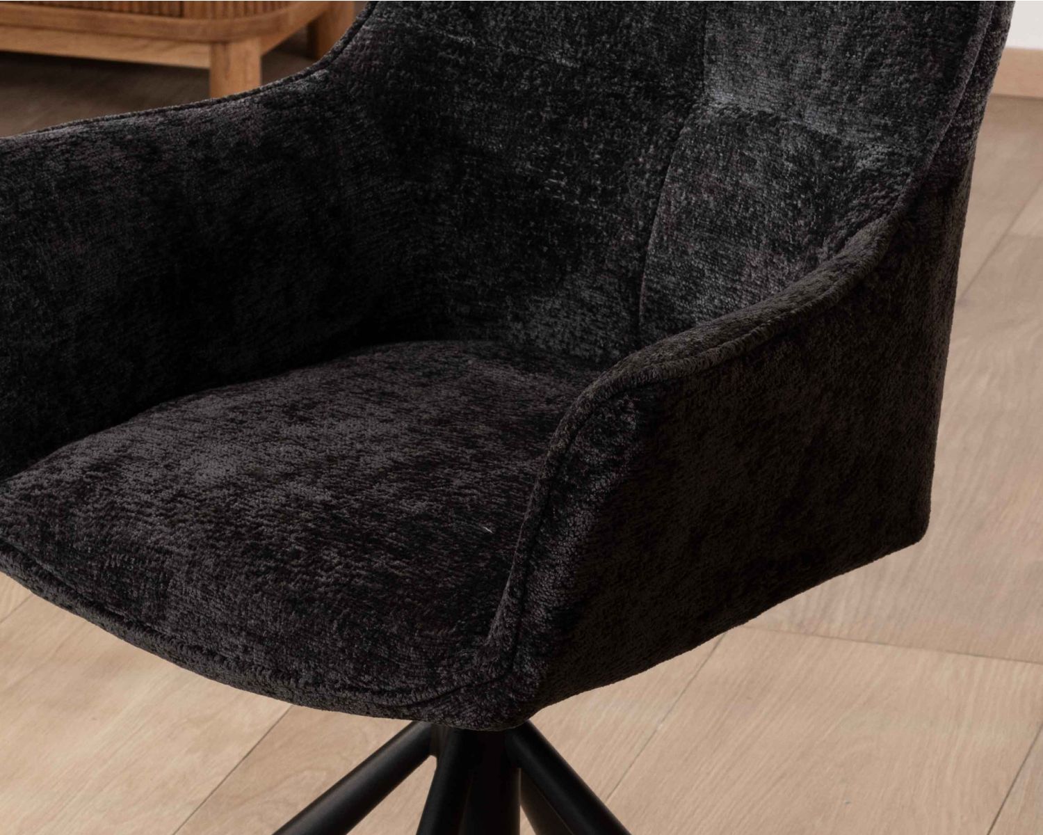 Lot de 2 chaises avec accoudoirs en tissu noir et pied métal pivotant "Ewing"