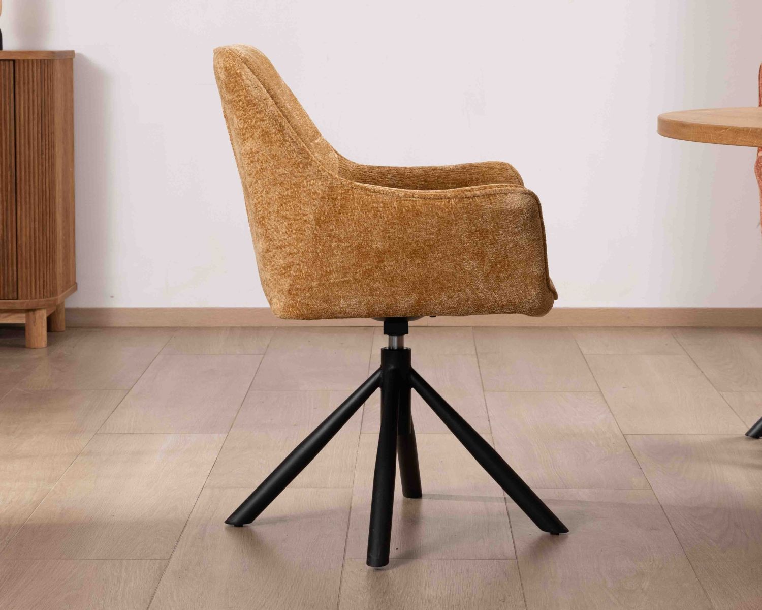 Lot de 2 chaises avec accoudoirs en tissu jaune et pied métal pivotant "Ewing"