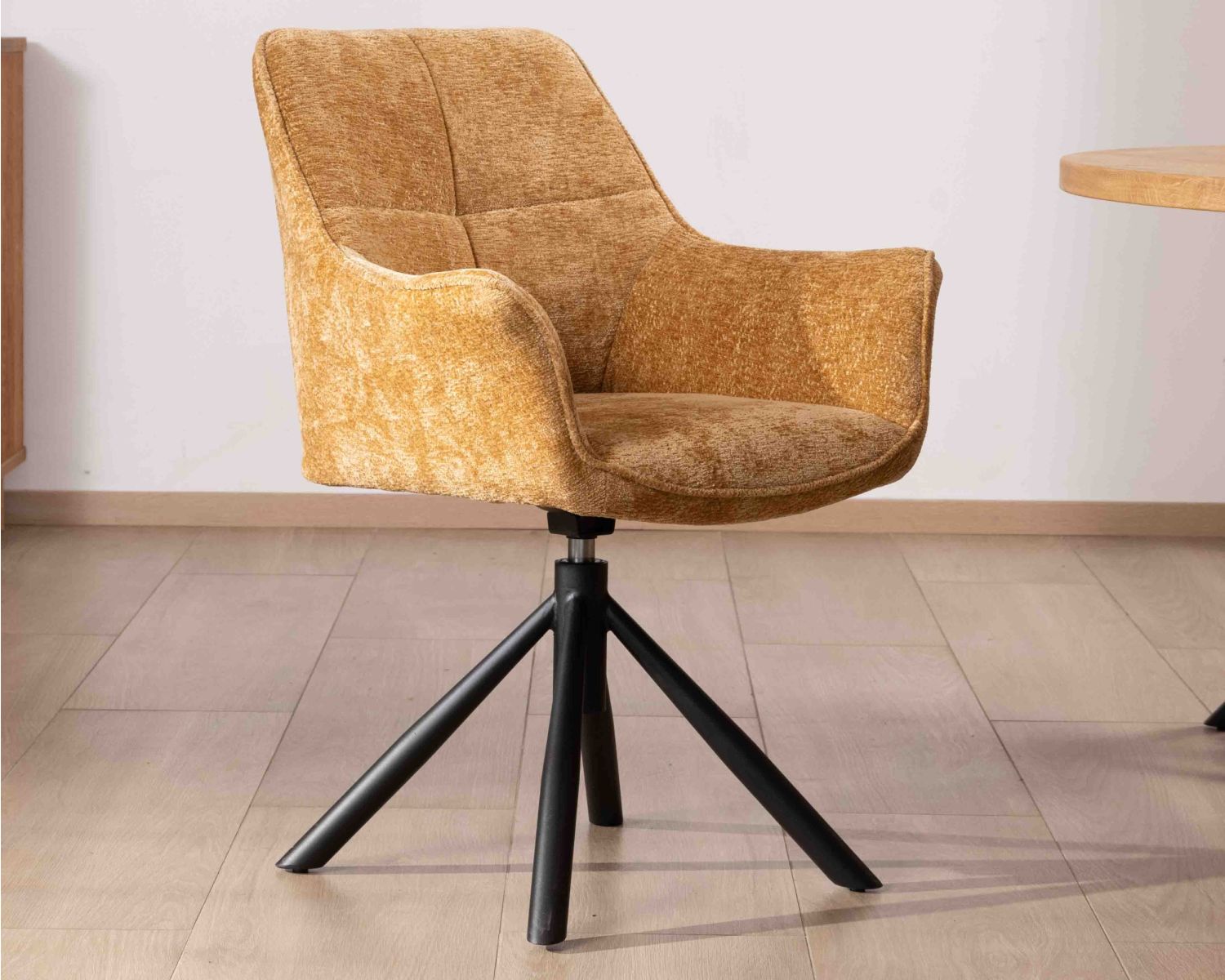 Lot de 2 chaises avec accoudoirs en tissu jaune et pied métal pivotant "Ewing"