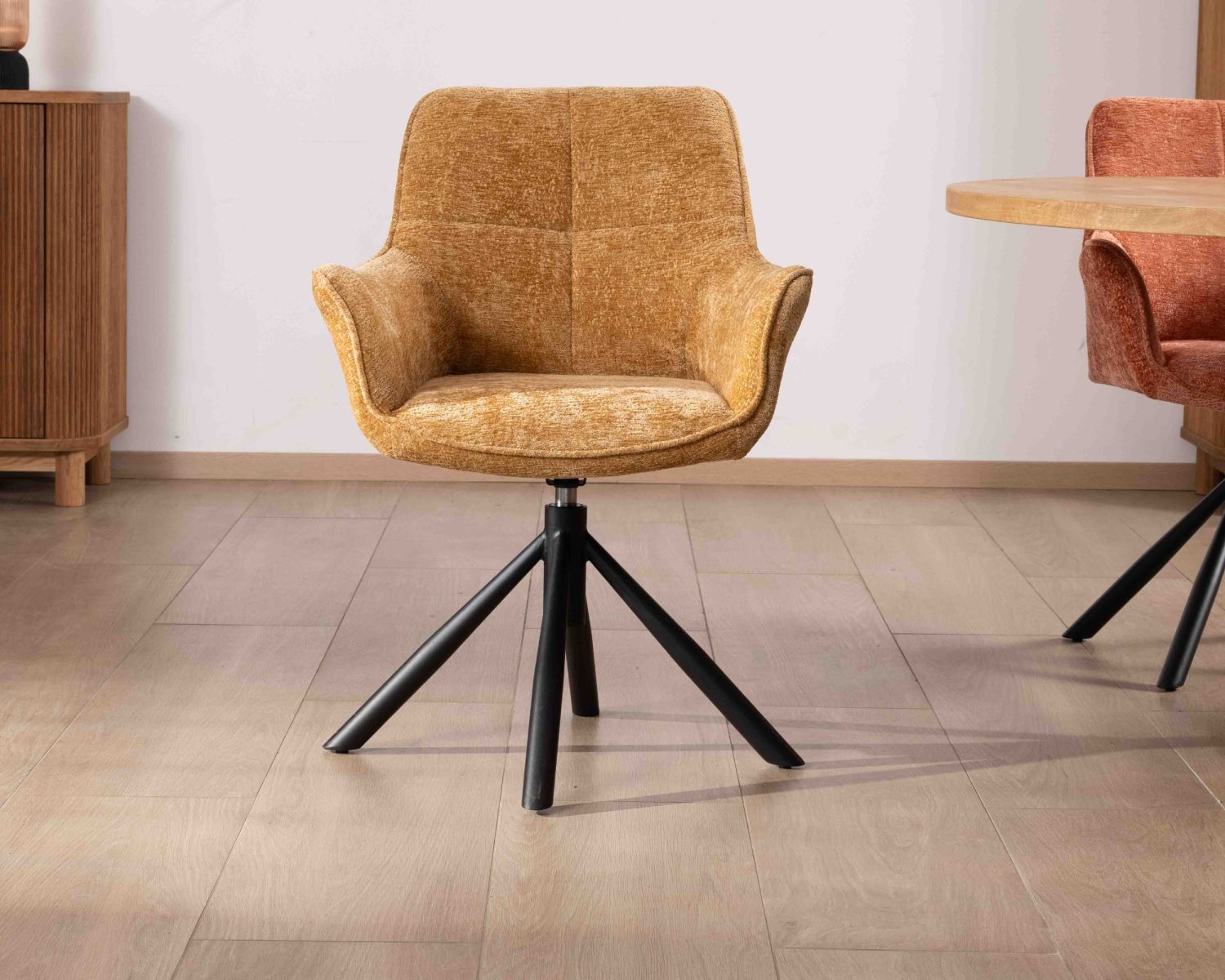 Lot de 2 chaises avec accoudoirs en tissu jaune et pied métal pivotant "Ewing"