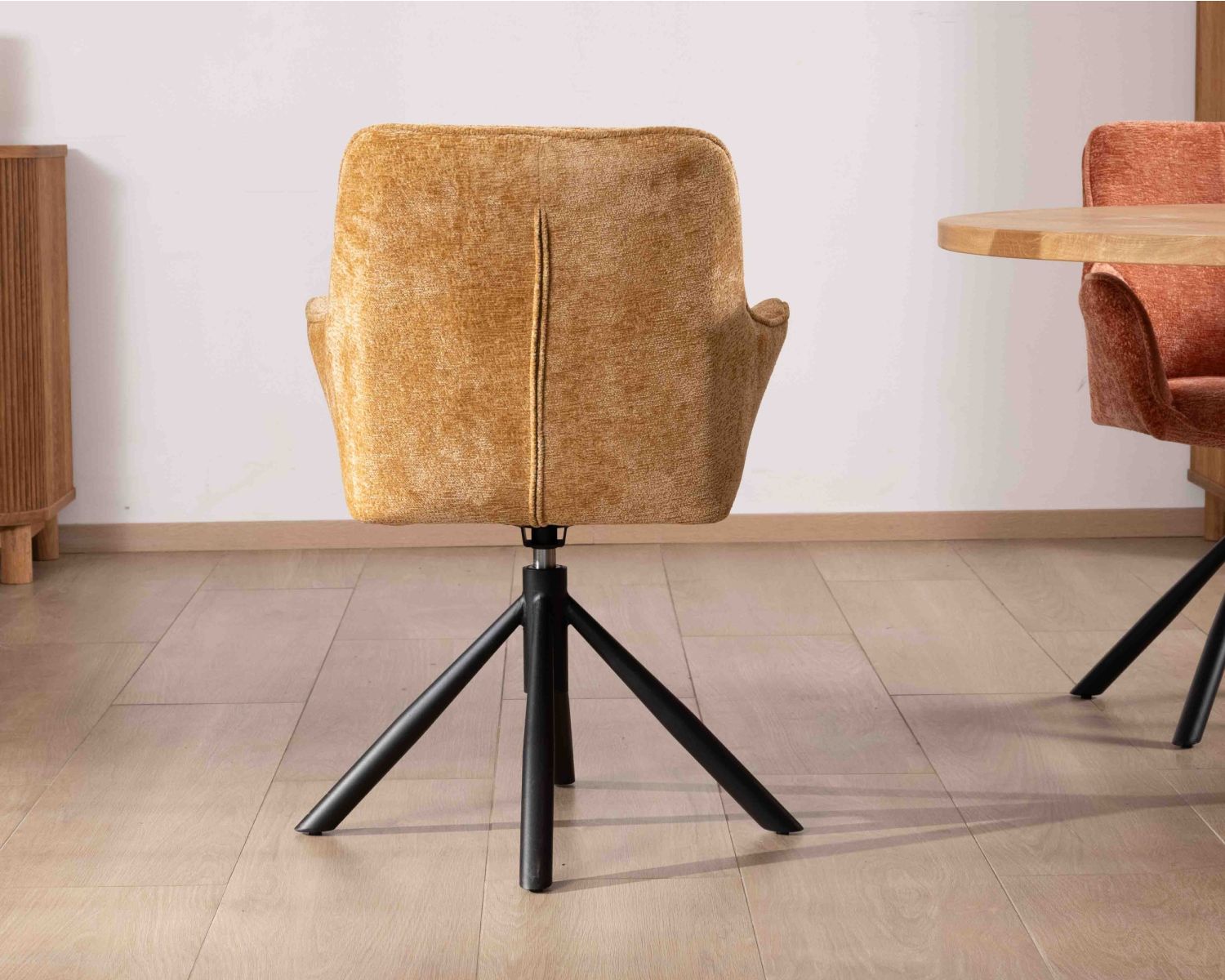 Lot de 2 chaises avec accoudoirs en tissu jaune et pied métal pivotant "Ewing"