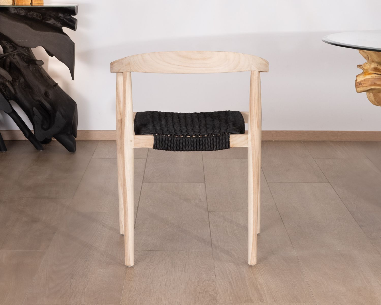 Lot de 4 chaises contemporaines en teck naturel et assise noire "Tiska"