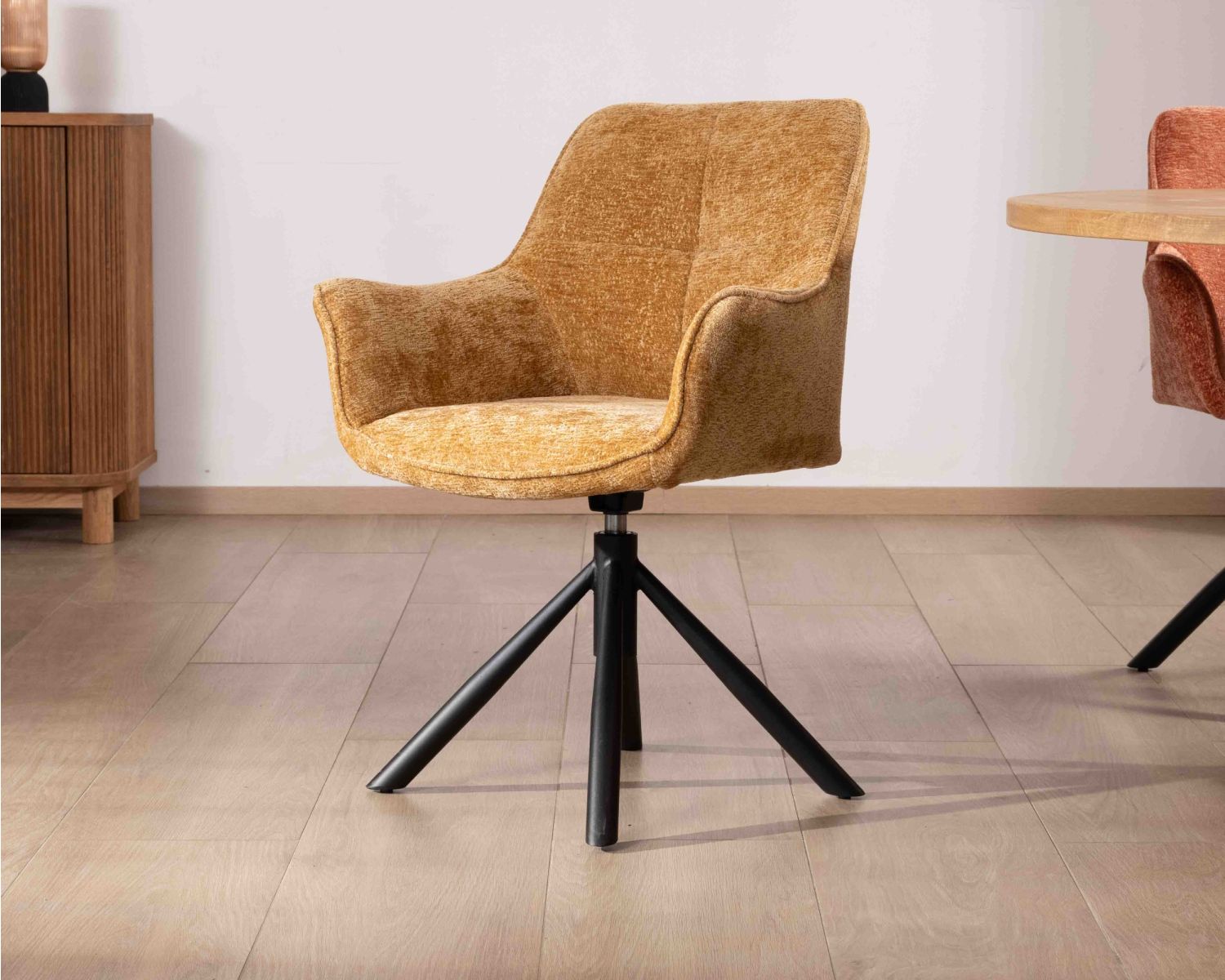 Lot de 2 chaises avec accoudoirs en tissu jaune et pied métal pivotant "Ewing"