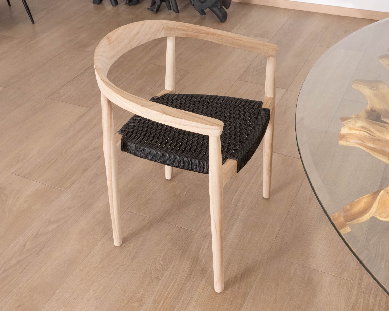 Lot de 4 chaises contemporaines en teck naturel et assise noire "Tiska"