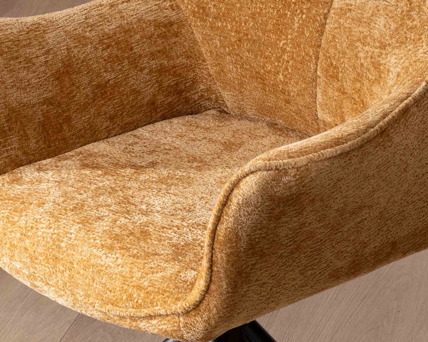 Lot de 2 chaises avec accoudoirs en tissu jaune et pied métal pivotant "Ewing"