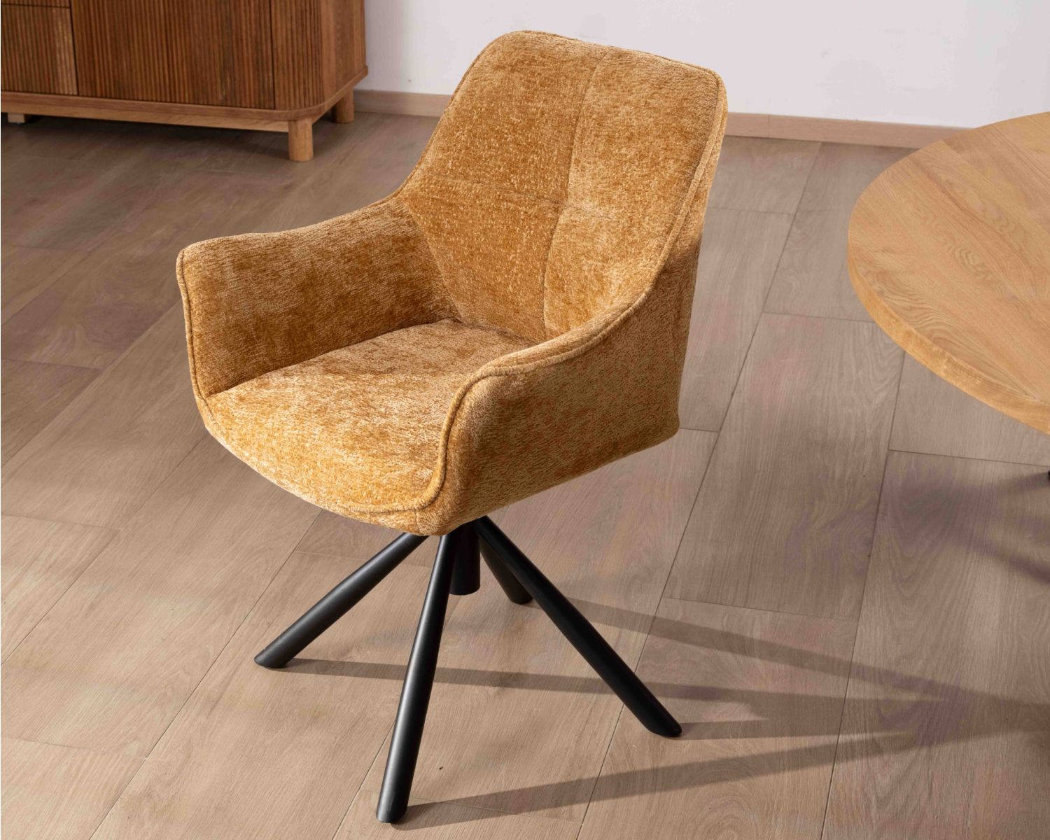 Lot de 2 chaises avec accoudoirs en tissu jaune et pied métal pivotant "Ewing"