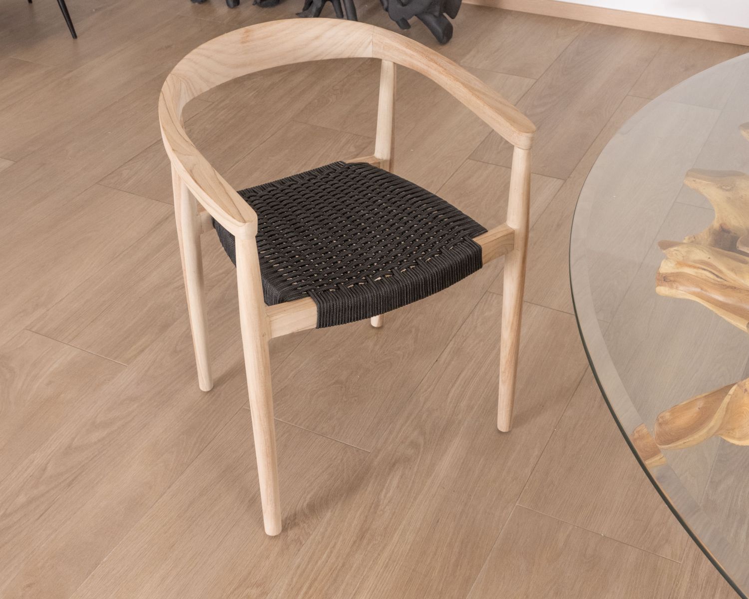 Lot de 4 chaises contemporaines en teck naturel et assise noire "Tiska"