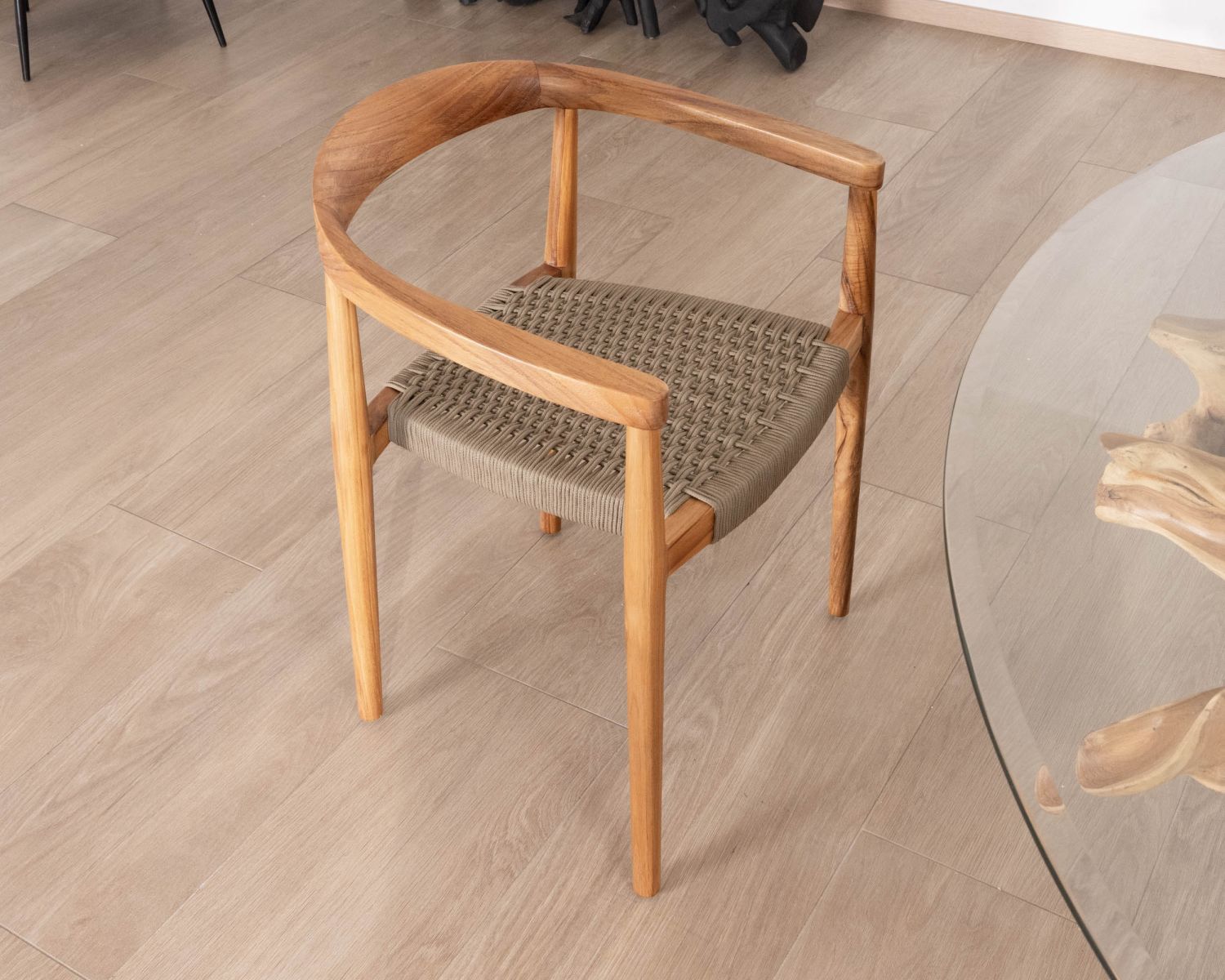 Lot de 4 chaises en bois avec assise tressée taupe "Tiska"