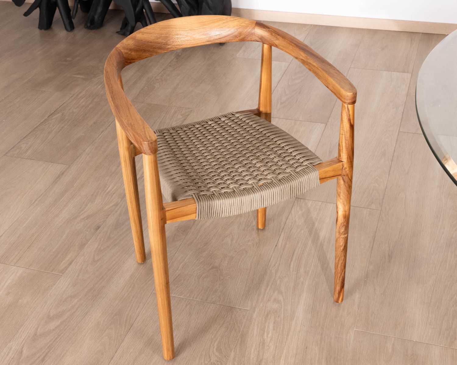 Lot de 4 chaises en bois avec assise tressée taupe "Tiska"