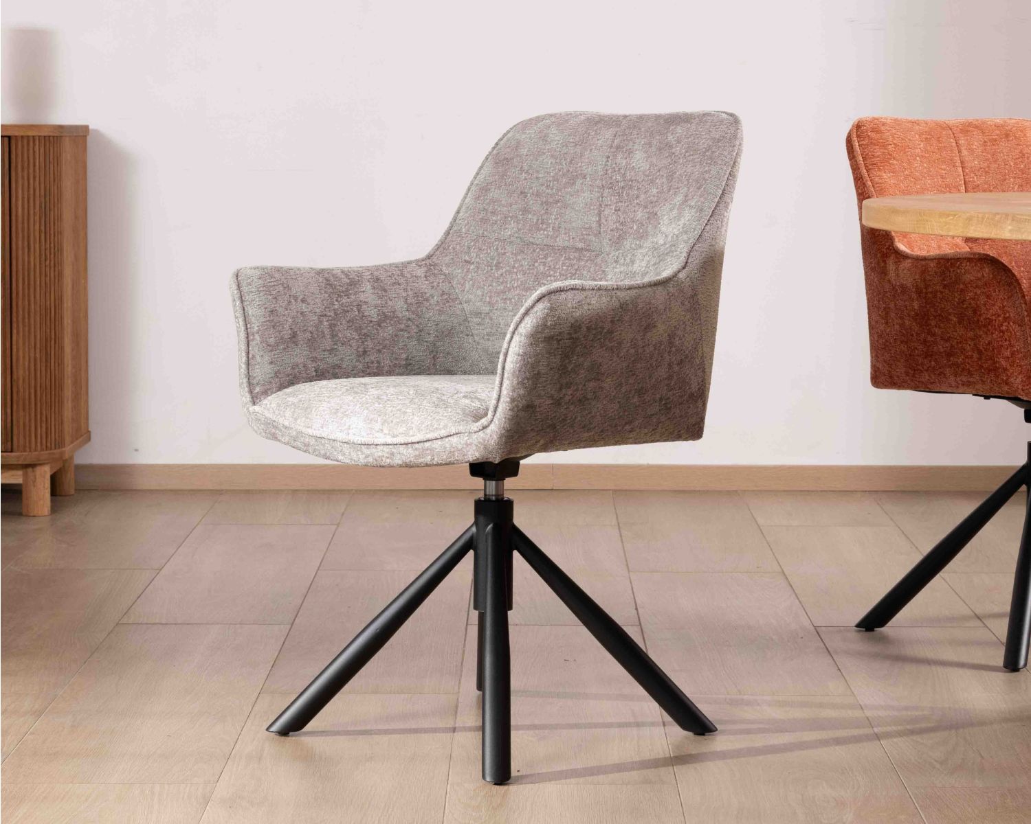 Lot de 2 chaises tournantes en tissu gris clair et pieds métal "Ewing"
