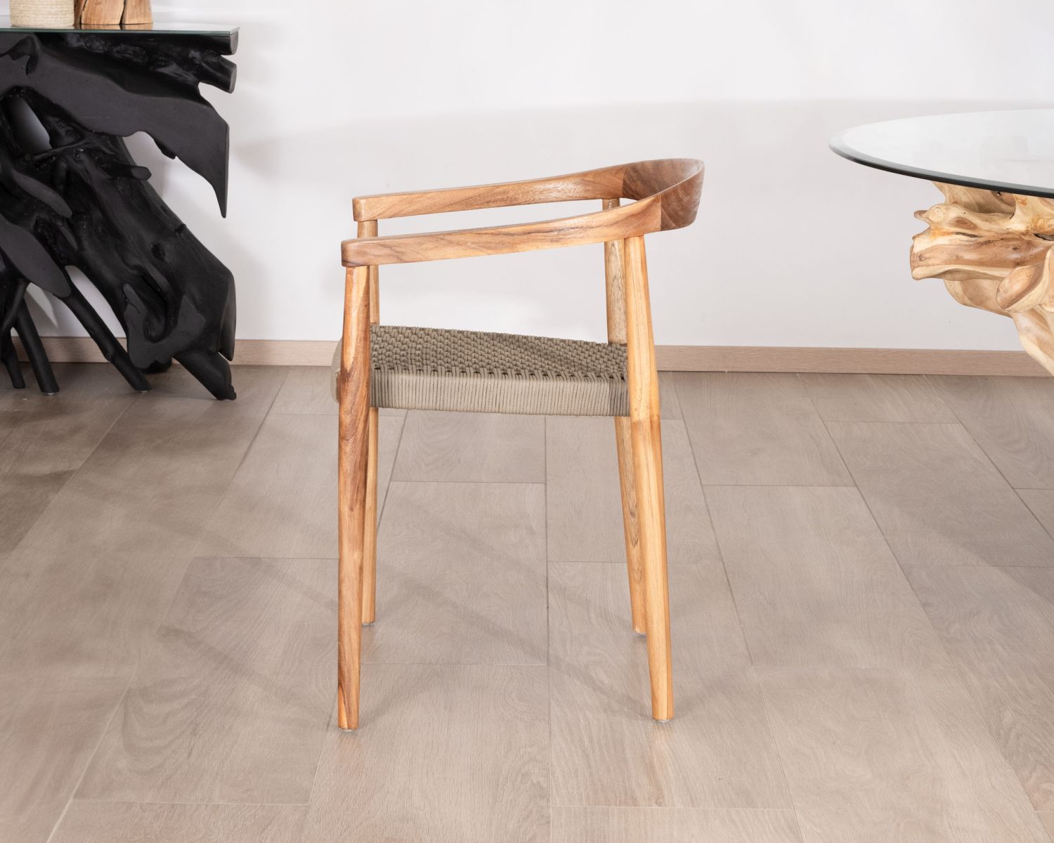 Lot de 4 chaises en bois avec assise tressée taupe "Tiska"