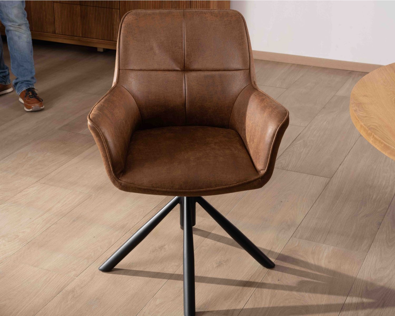 Lot de 2 chaises enveloppantes sur pied rotatif "Ritchey" tissu microfibre havane