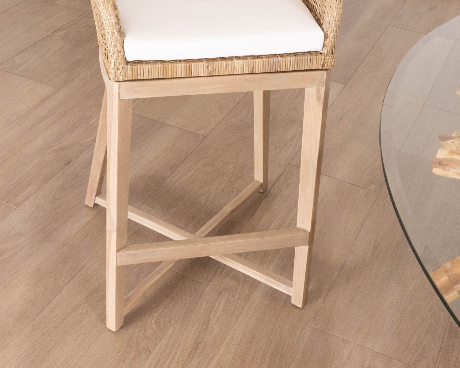Chaise haute en teck et rotin avec galette d'assise blanche "Cuba"