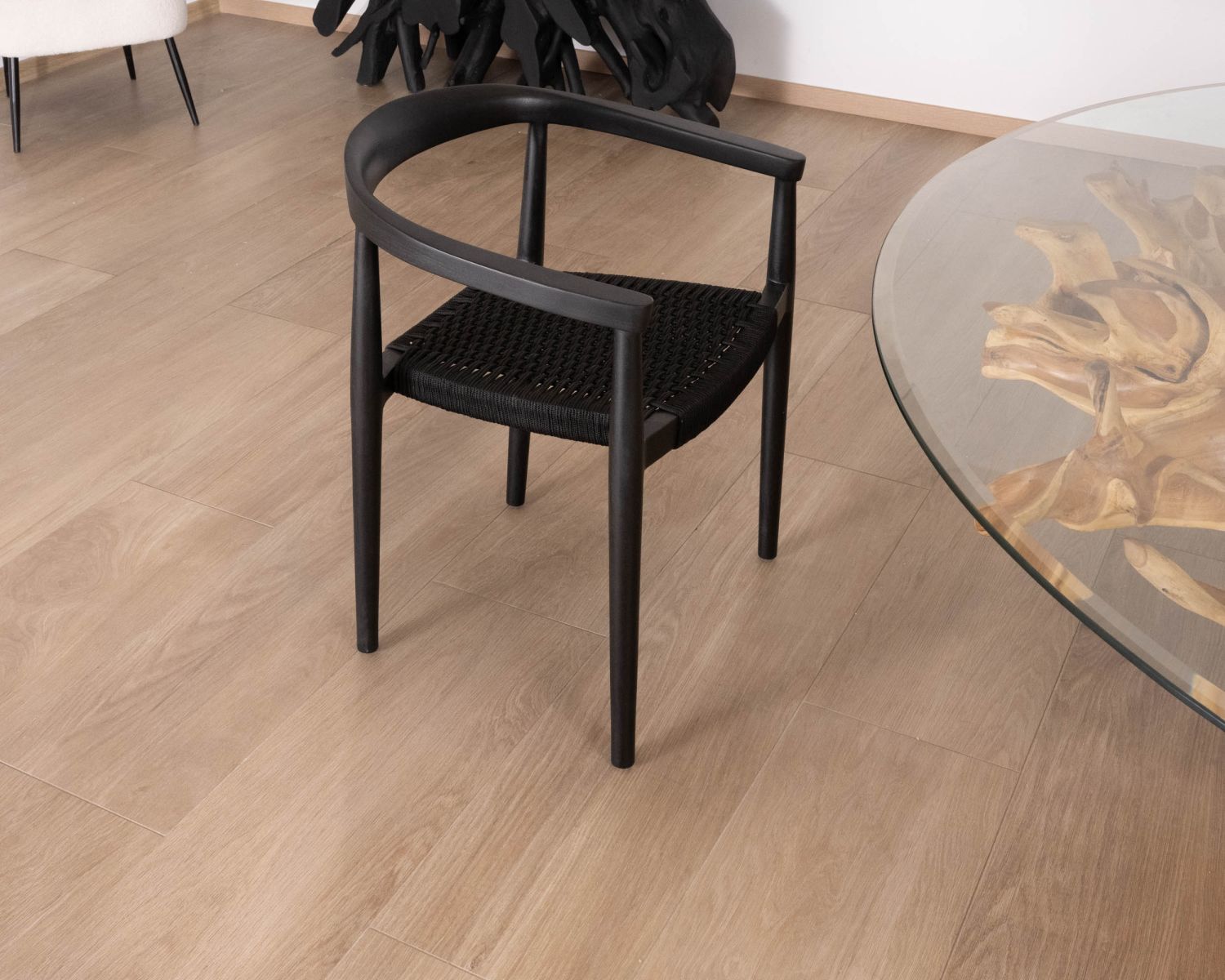 Lot de 4 chaises épurées noires "Tiska" bois et corde tressée