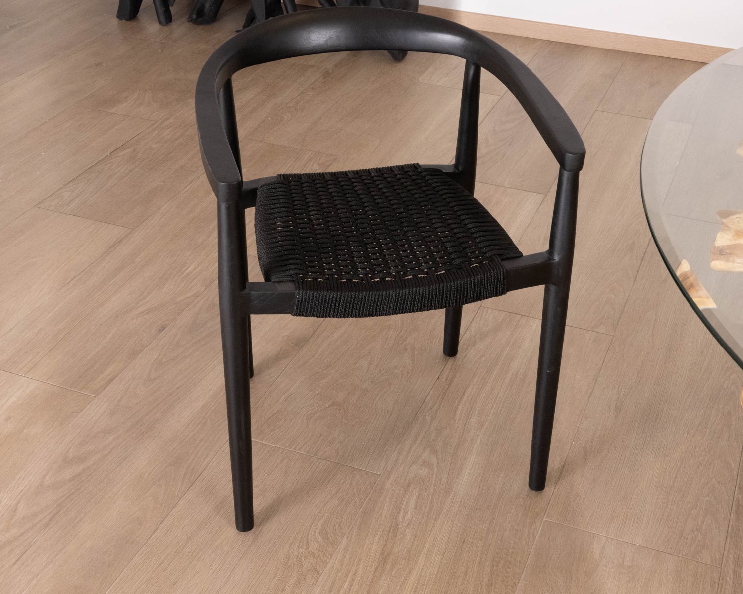 Lot de 4 chaises épurées noires "Tiska" bois et corde tressée