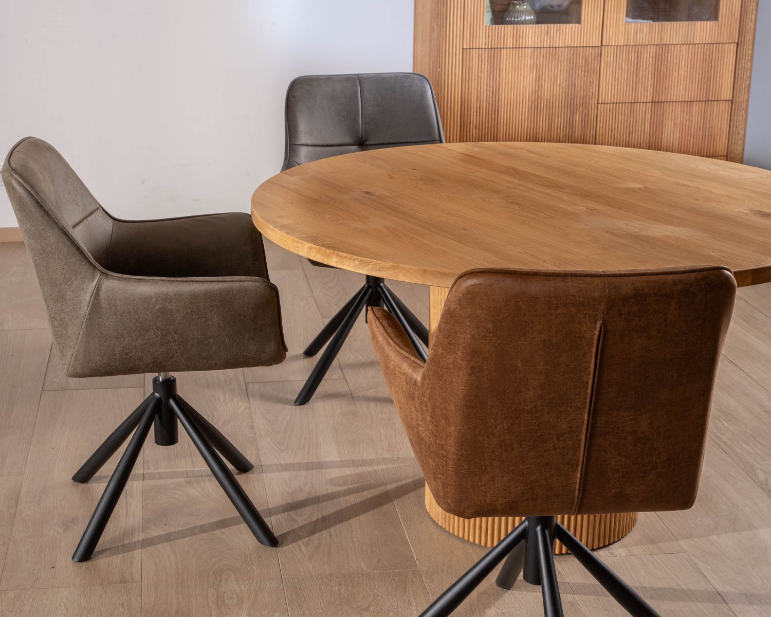 Petite table ronde 130 cm et pied central cannelé style rétro "Winton"