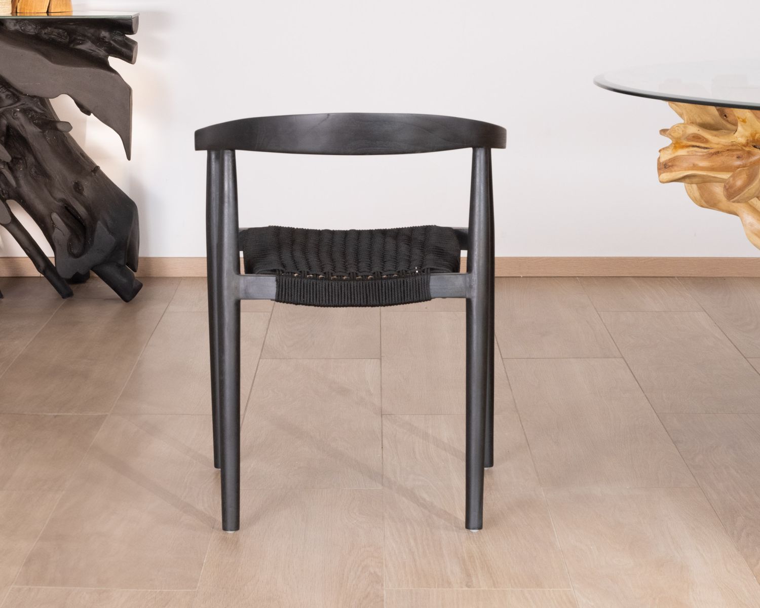 Lot de 4 chaises épurées noires "Tiska" bois et corde tressée