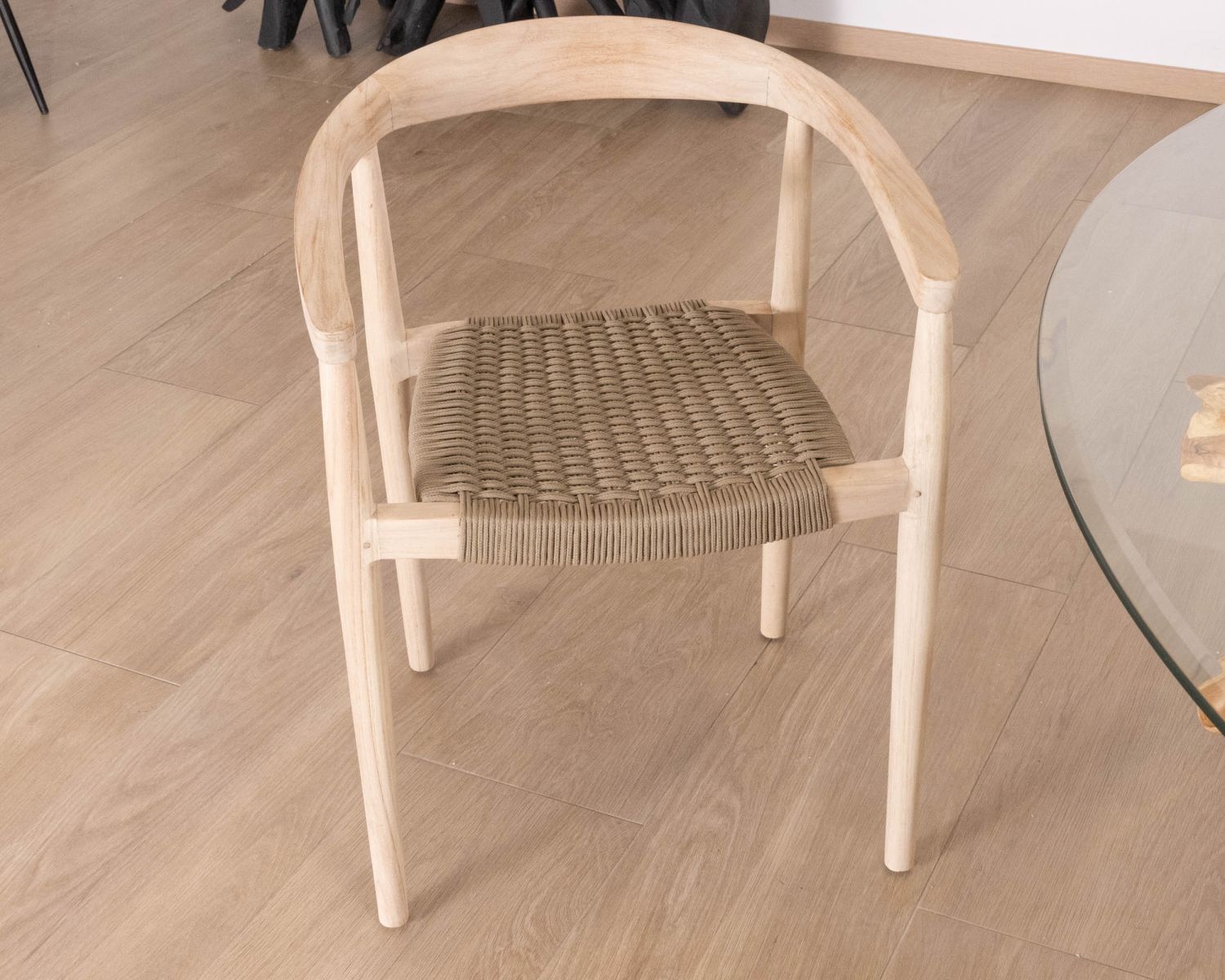 Lot de 4 chaises en teck naturel et assise tressée "Tiska"