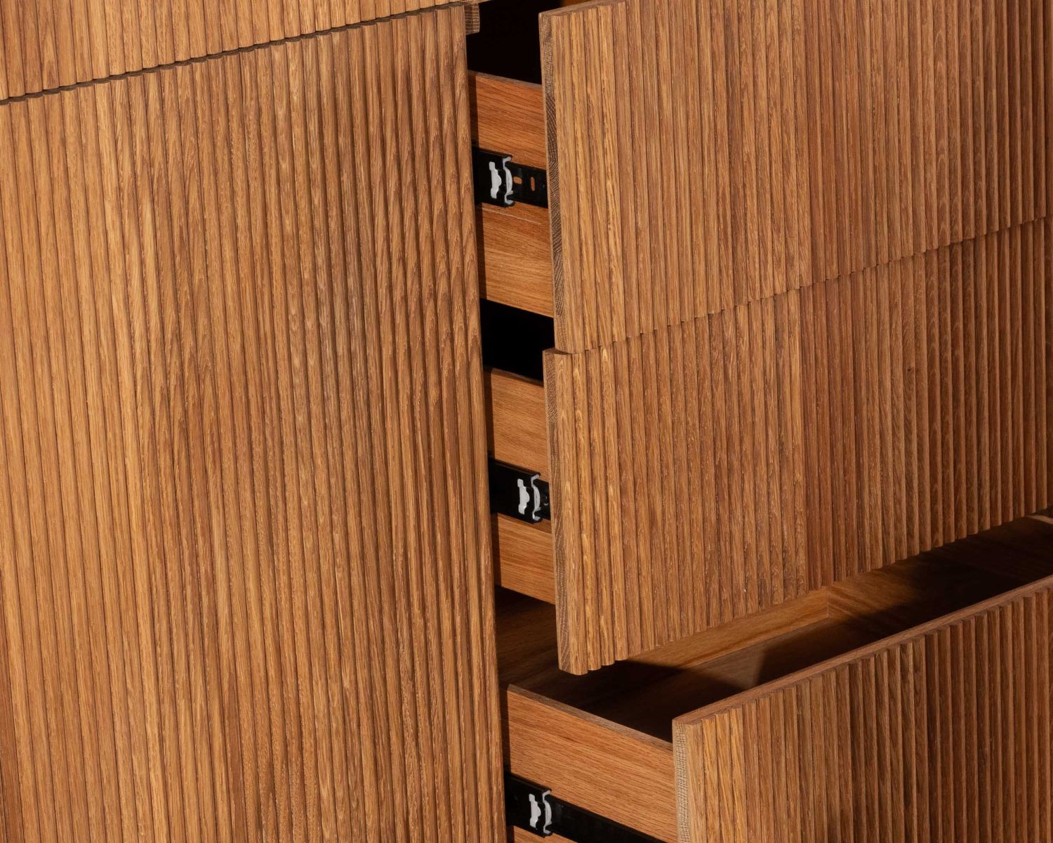 Vaisselier avec façades cannelées style rétro en chêne huilé "Winton"