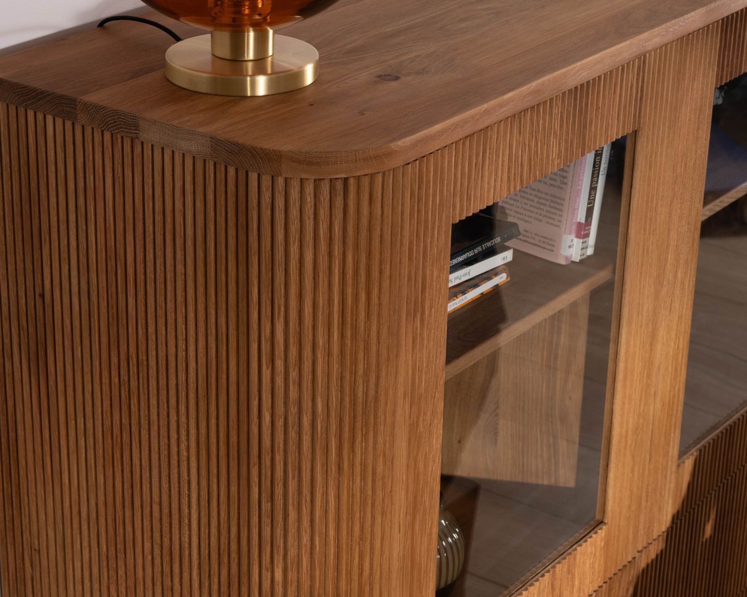 Vaisselier avec façades cannelées style rétro en chêne huilé "Winton"