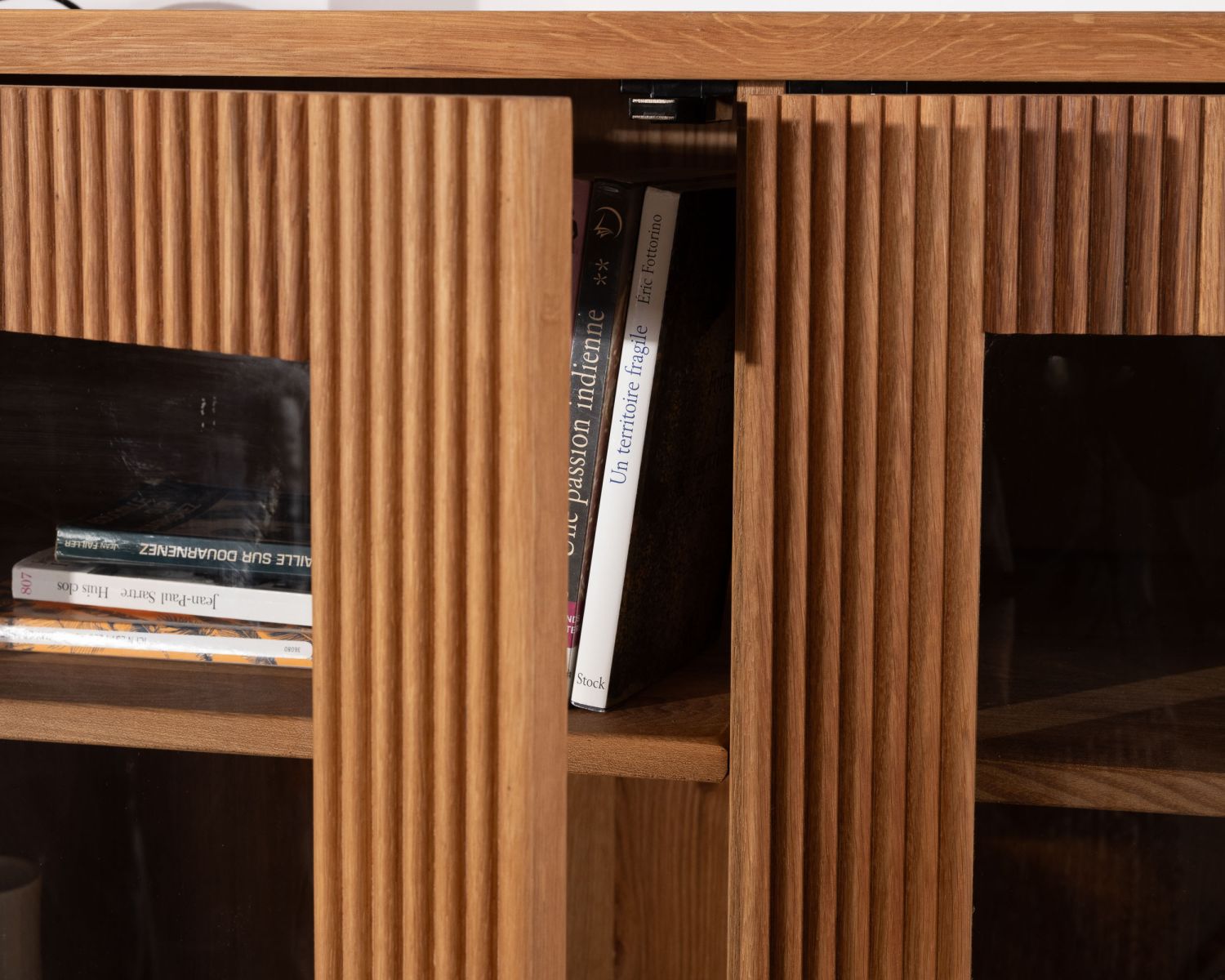 Vaisselier avec façades cannelées style rétro en chêne huilé "Winton"