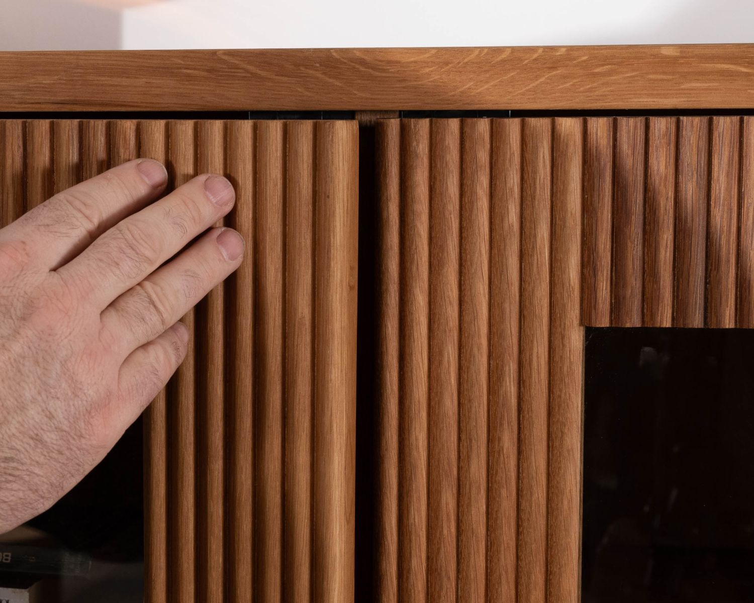 Vaisselier avec façades cannelées style rétro en chêne huilé "Winton"