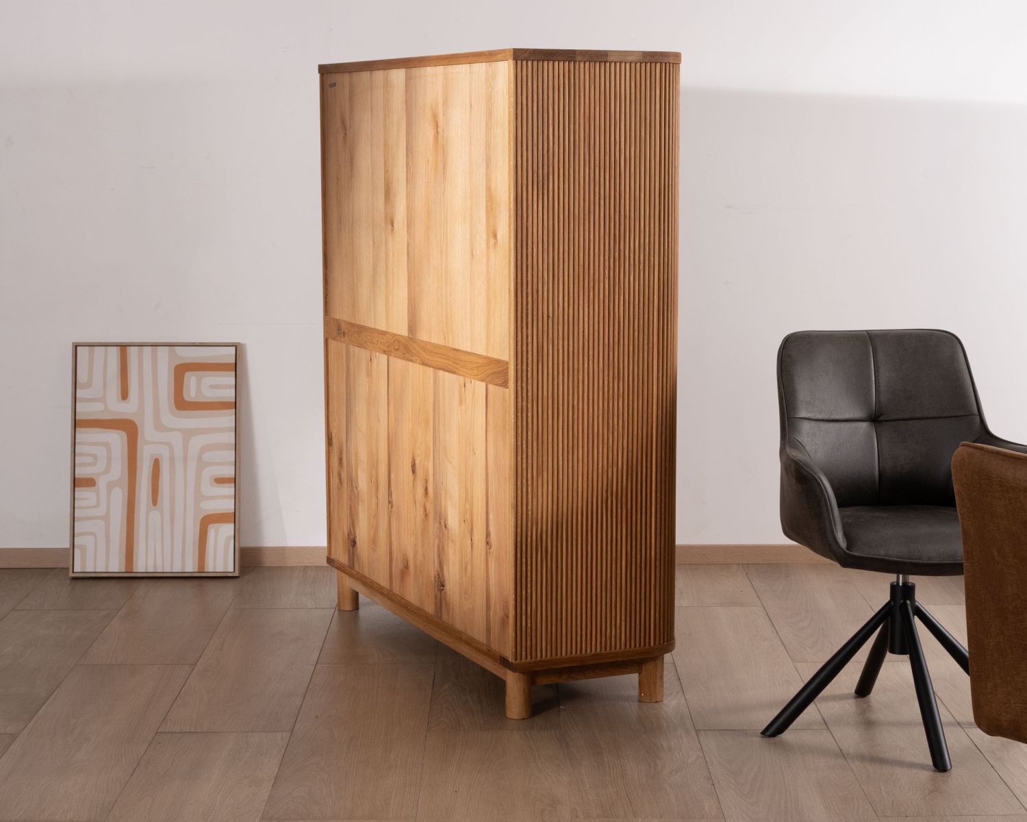 Vaisselier avec façades cannelées style rétro en chêne huilé "Winton"