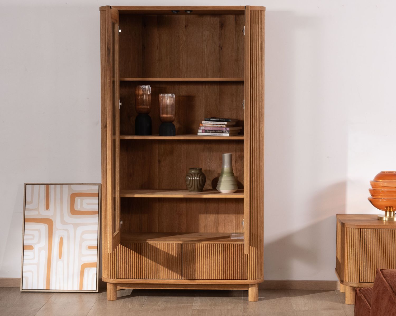 Vitrine avec 2 tiroirs bas style rétro "Winton" en chêne huilé aspect gaufré