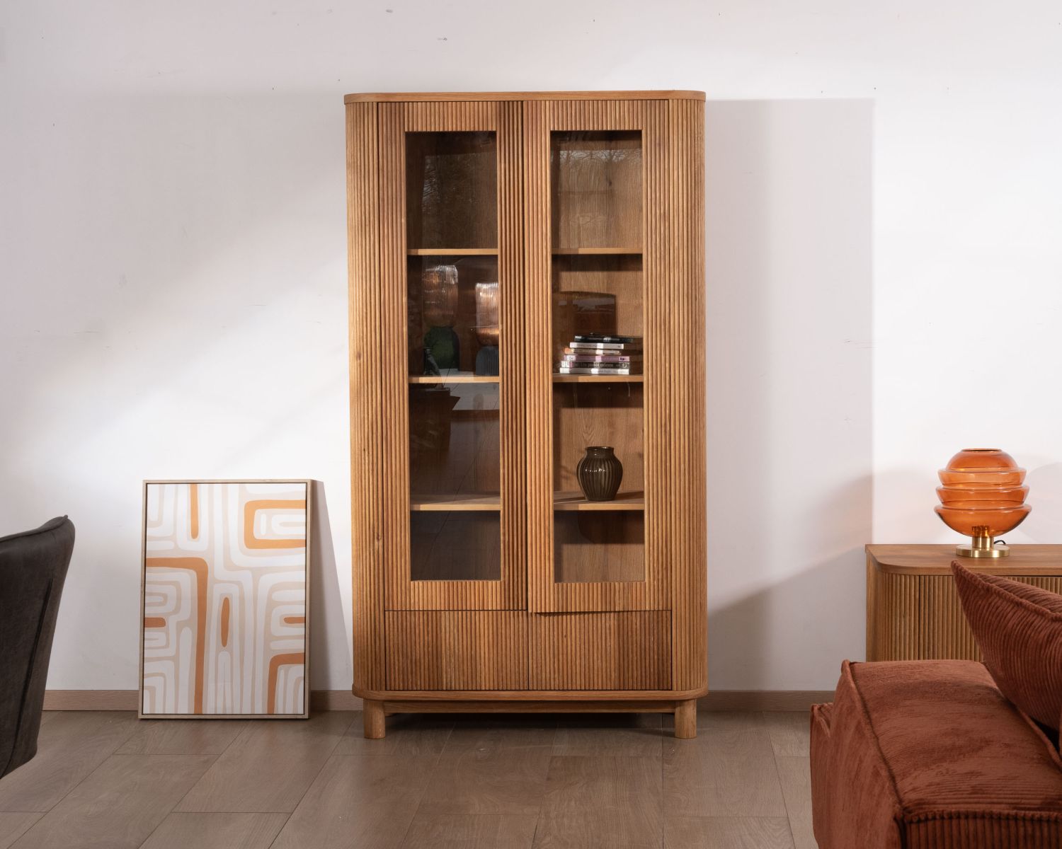 Vitrine avec 2 tiroirs bas style rétro "Winton" en chêne huilé aspect gaufré