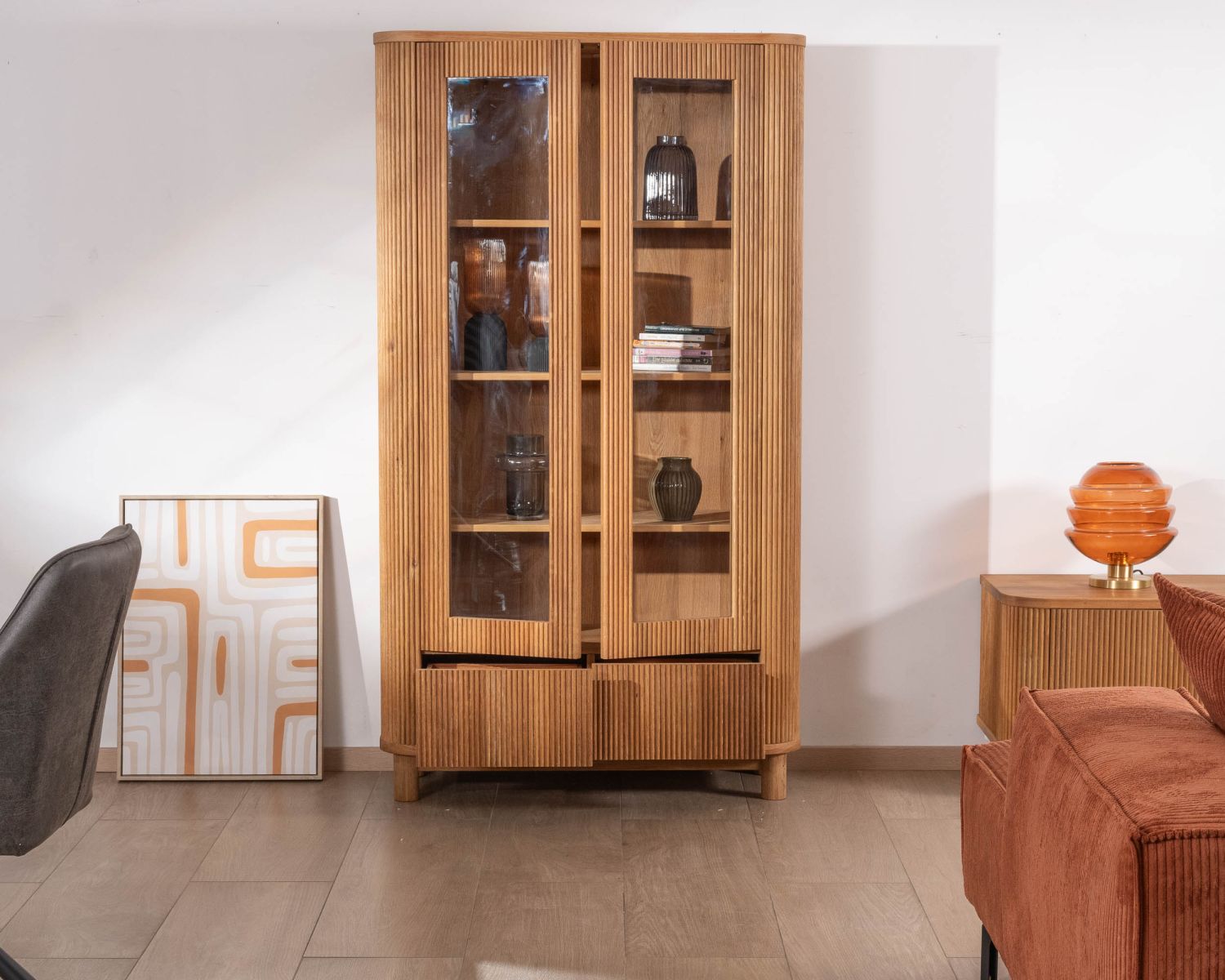 Vitrine avec 2 tiroirs bas style rétro "Winton" en chêne huilé aspect gaufré