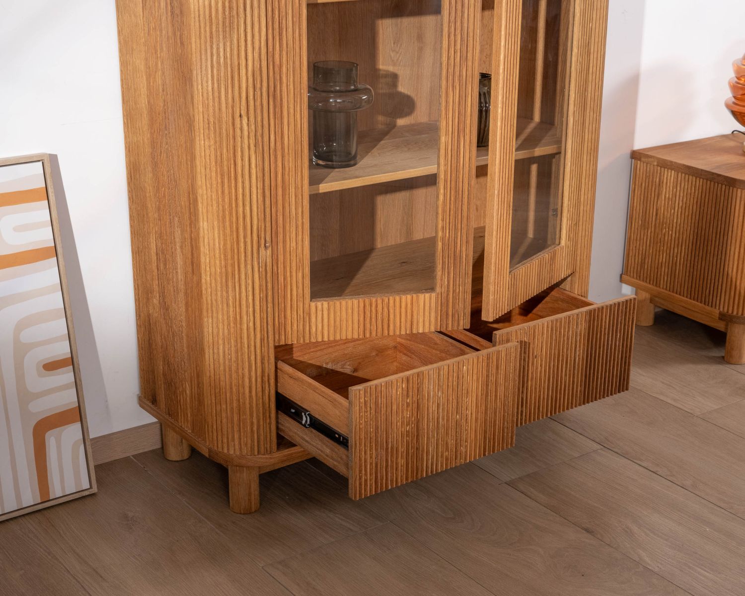 Vitrine avec 2 tiroirs bas style rétro "Winton" en chêne huilé aspect gaufré