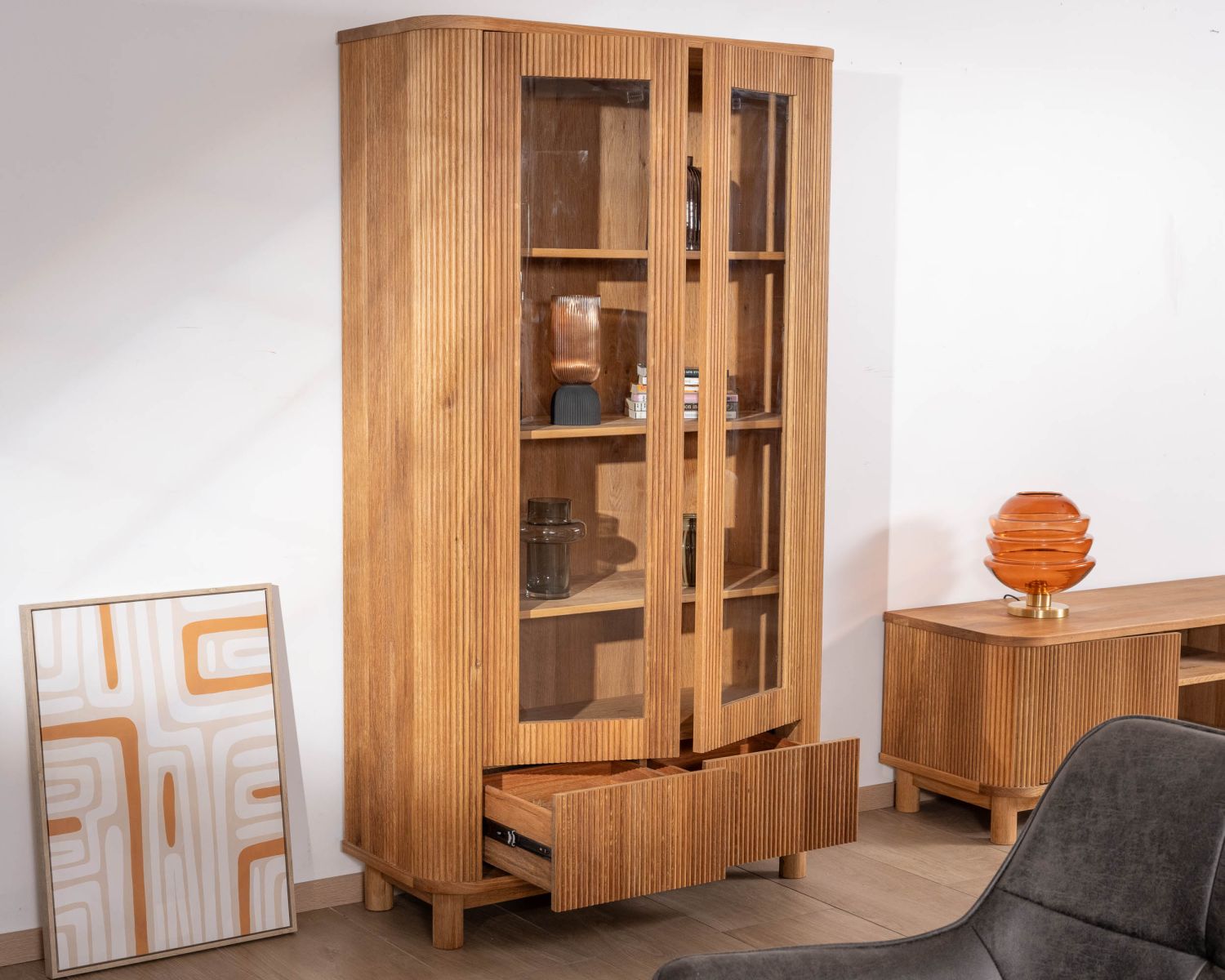 Vitrine avec 2 tiroirs bas style rétro "Winton" en chêne huilé aspect gaufré